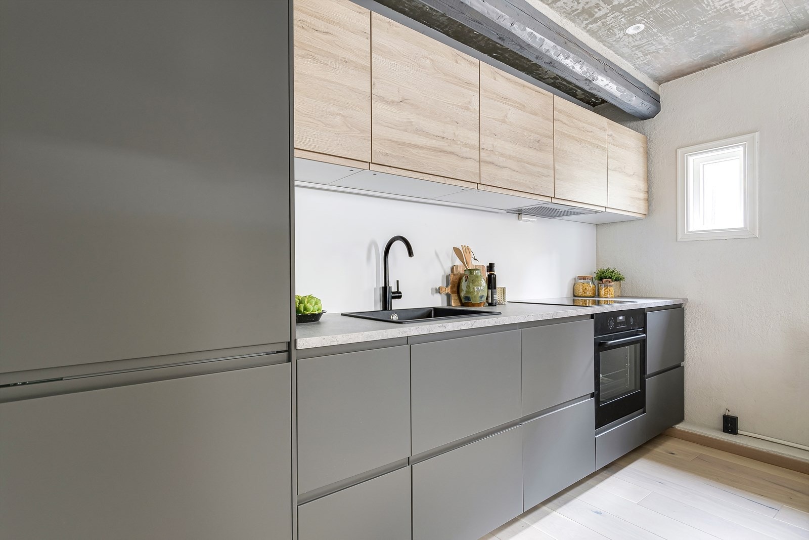 Lekker mørk innredning med lyse overskap. Galleribilde