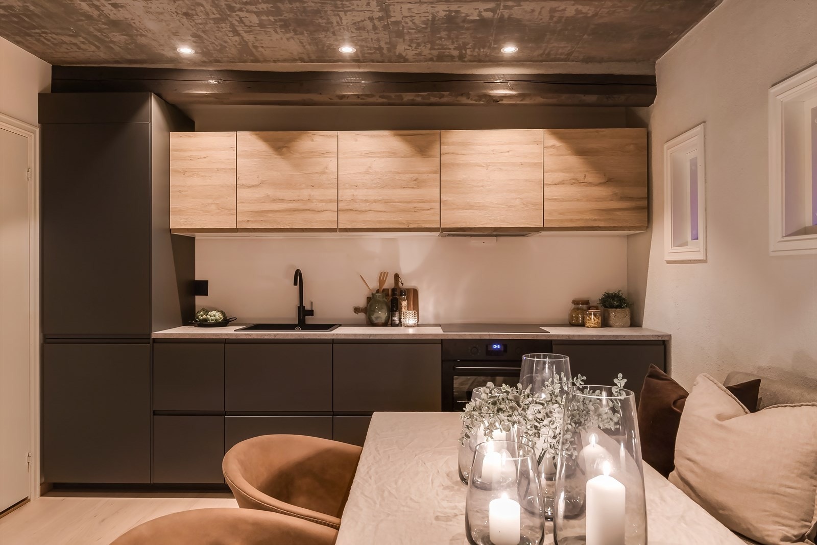 Boligen går over 2 etasjer, og inneholder kjøkken/oppholdsrom, vaskerom, kott, soverom/stue og baderom. Galleribilde