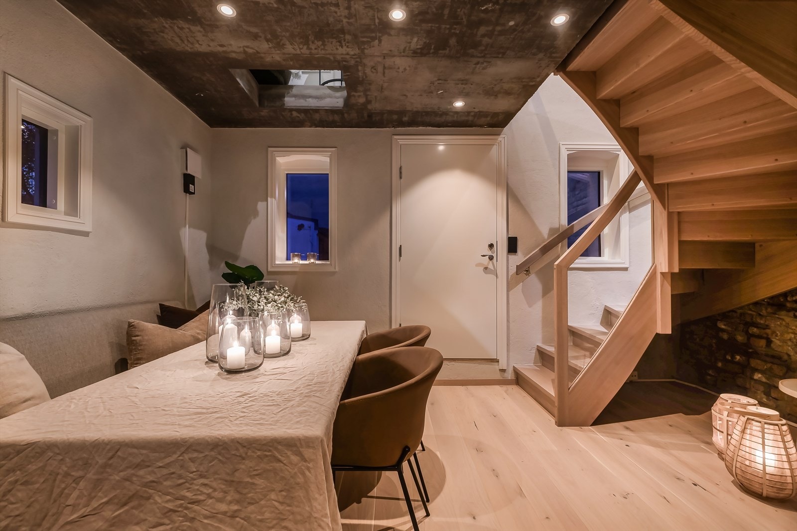 Entréen har dørtelefonanlegg med døråpner og skjermanvisning. Galleribilde