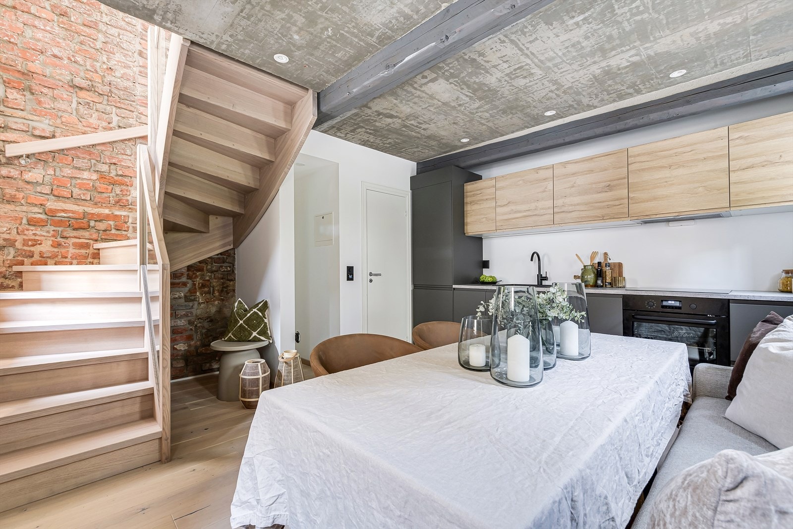 Original vegg av teglsten, som gir karakter og personlighet til rommet. - Selger har satt opp dør på kott. Galleribilde