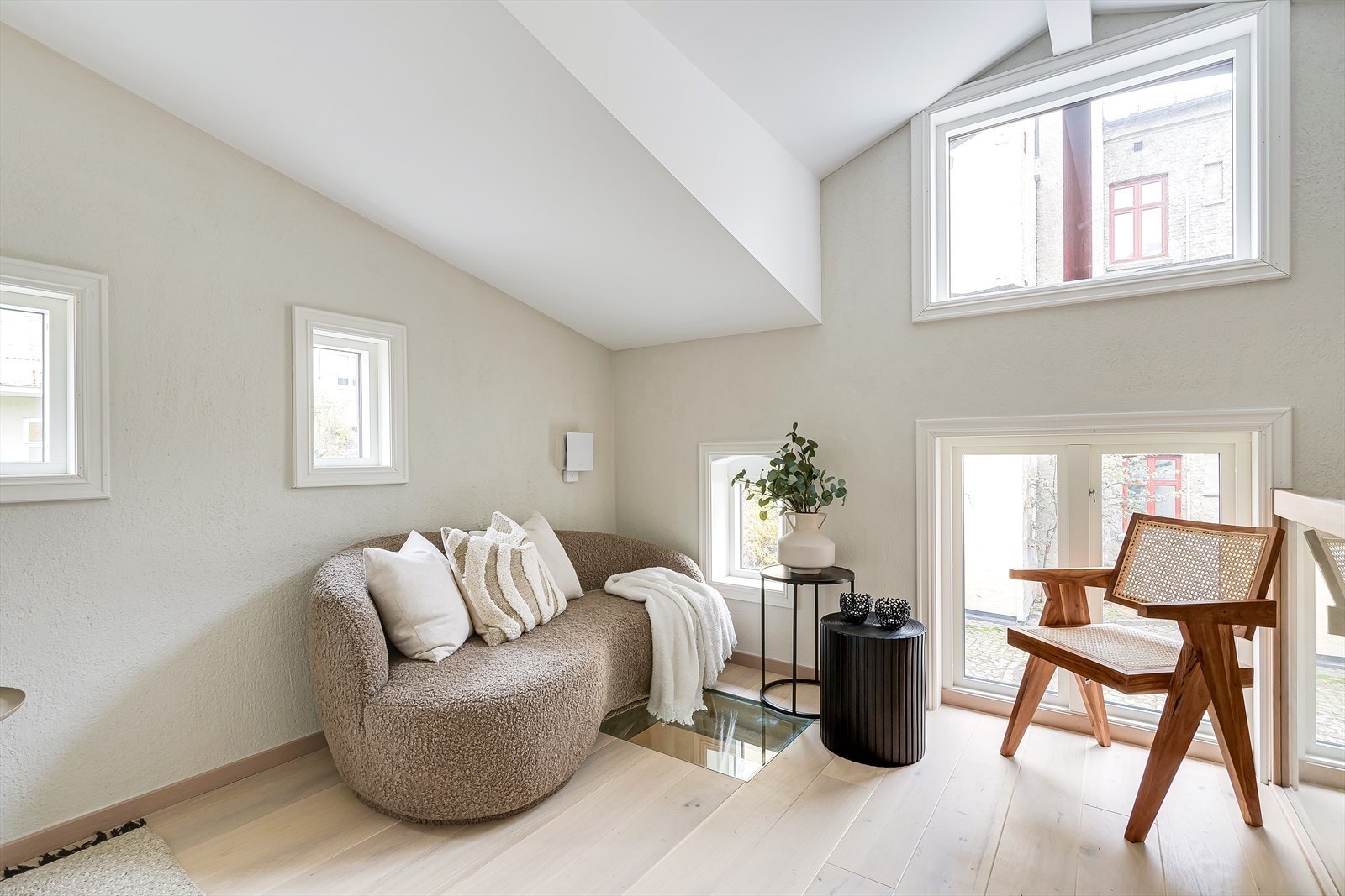 Soverommet fremstår som lyst og romslig med hvite og beige vegger. Galleribilde