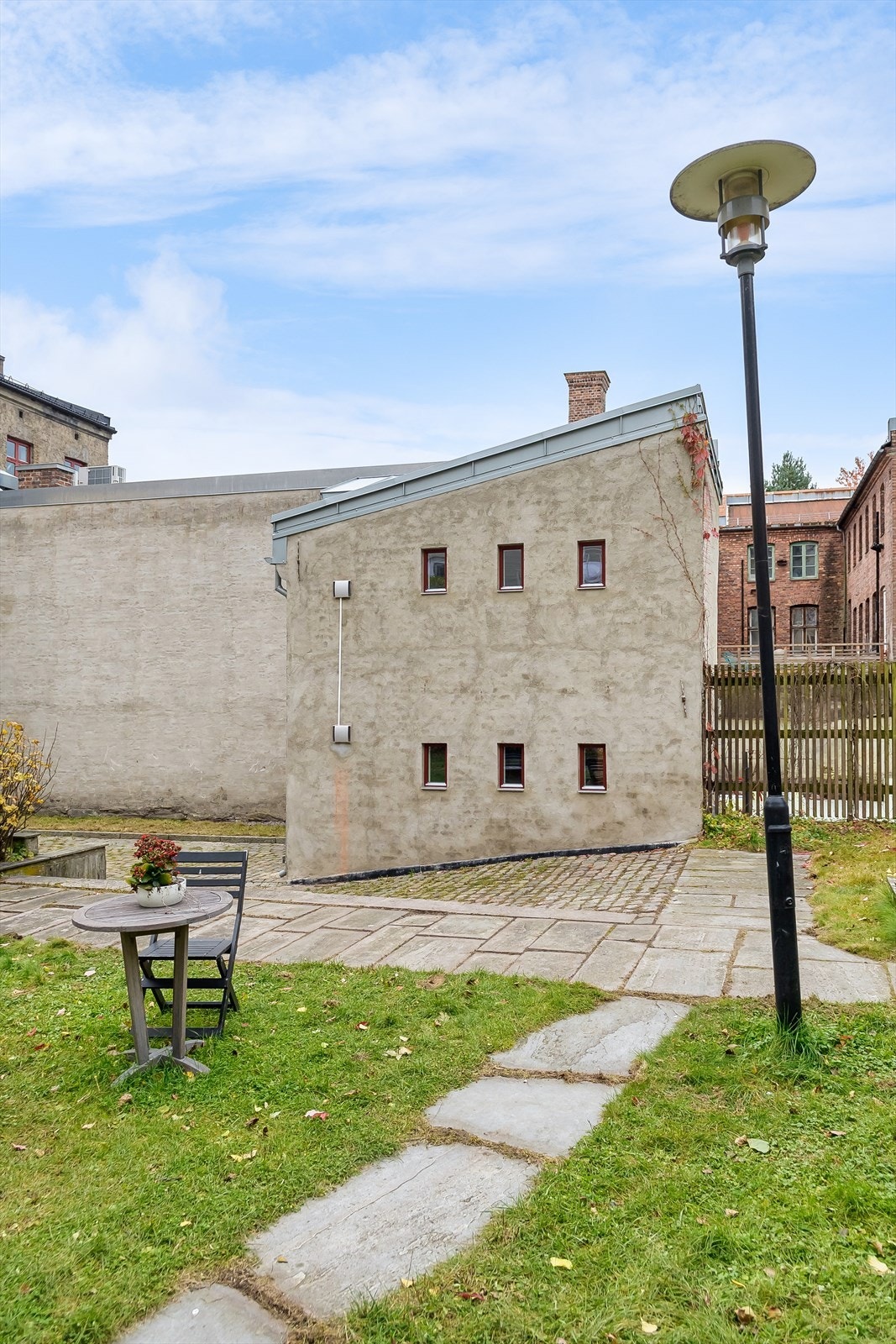 Boligen ligger svært rolig til og du er skjermet fra bystøy inne i bakgården. Galleribilde