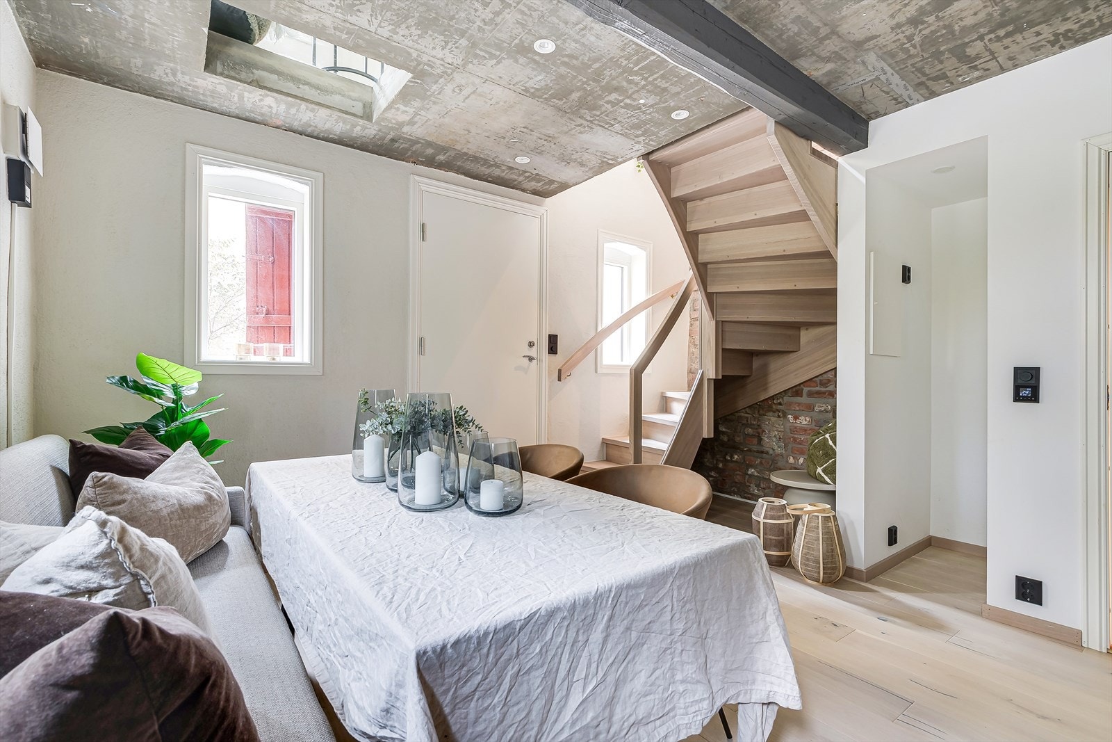 Videre er det varmefolie i gulv og downlights i himling.- Selger har satt opp dør på kott. Galleribilde