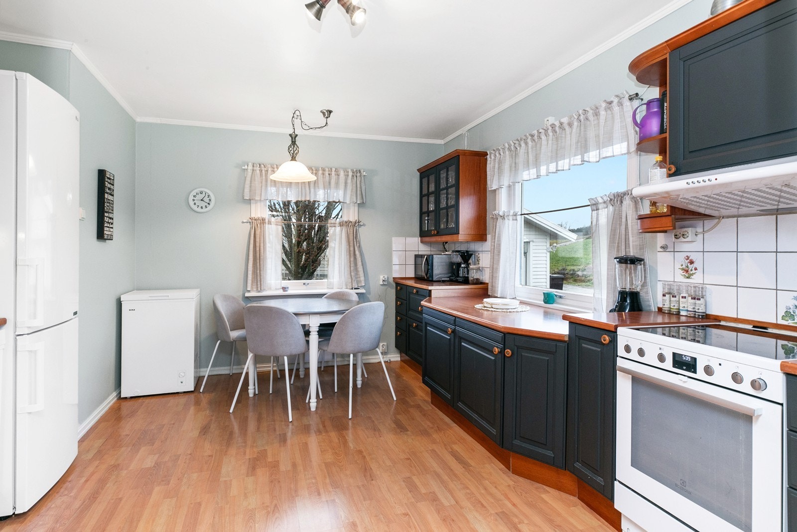 Kjøkkenet i 1. etasje er også av god størrelse - med plass til egen spisegruppe ved vinduet Galleribilde