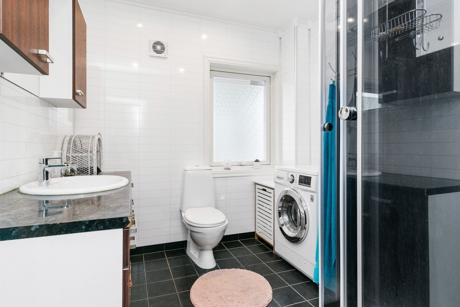 Rommet er utstyrt med wc, dusjkabinett, servant i innredning, samt opplegg for vaskemaskin Galleribilde