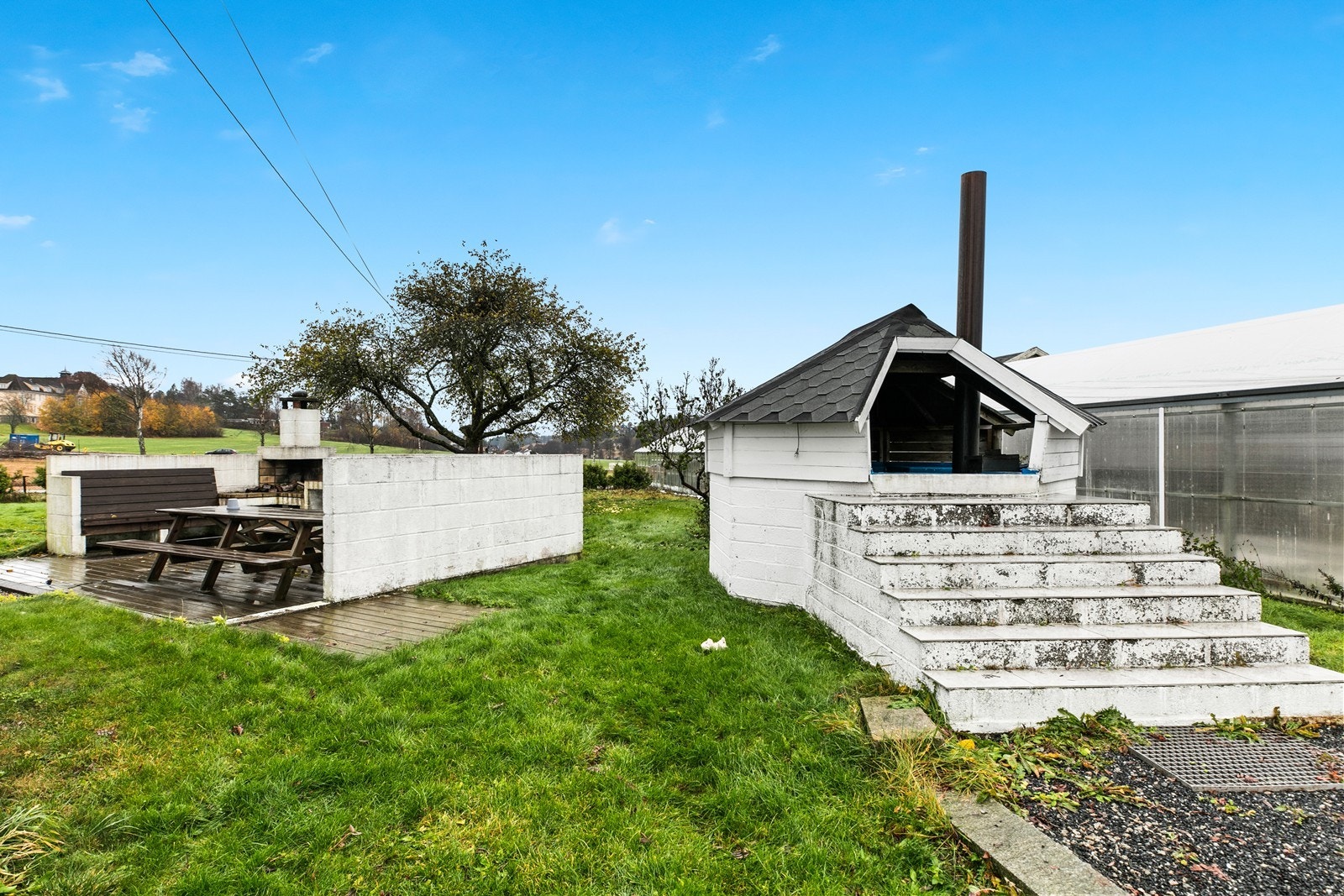 Det er etablert en frittstående uteplass, med gulv av impregnerte materialer. I tillegg er det bygget en overbygget badestamp Galleribilde