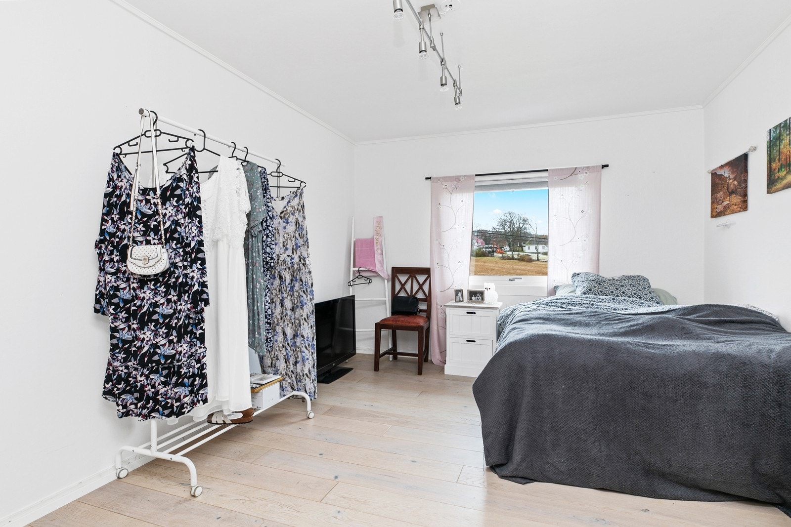 Hovedsoverom i 2. etasje - også med lyse overflater og god plass til dobbeltseng Galleribilde