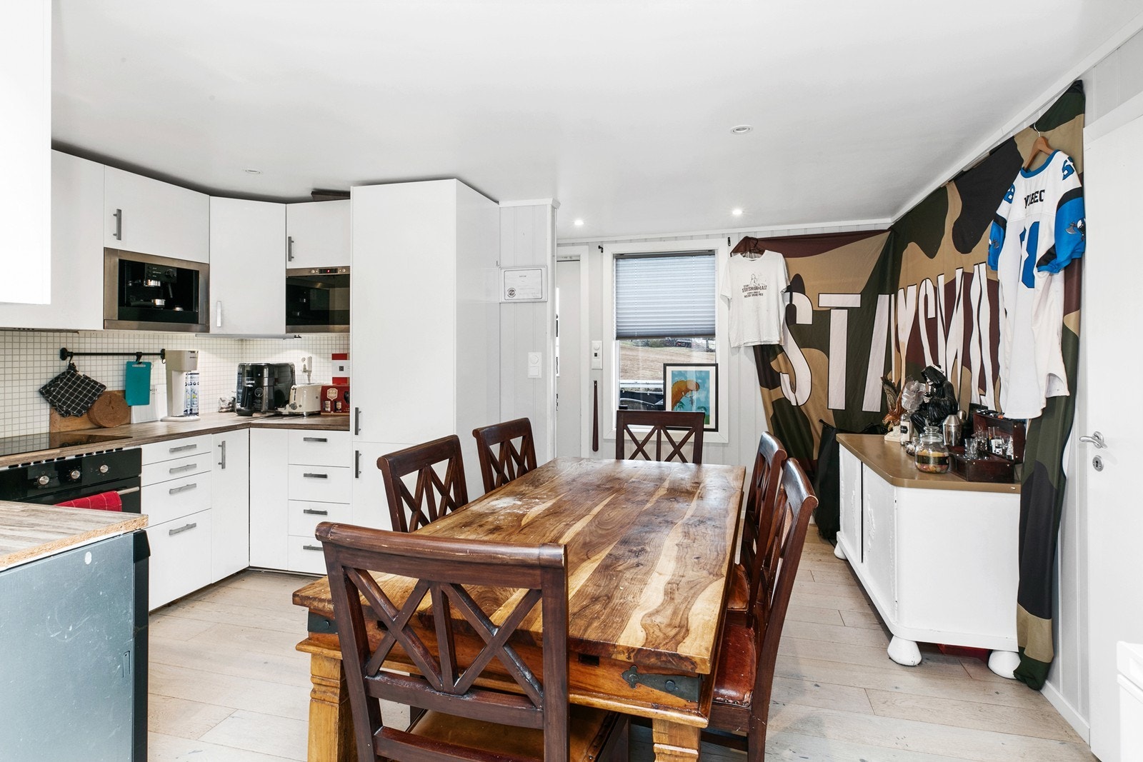 Kjøkkenet i 2. etasje er også romslig og har lyse overflater Galleribilde