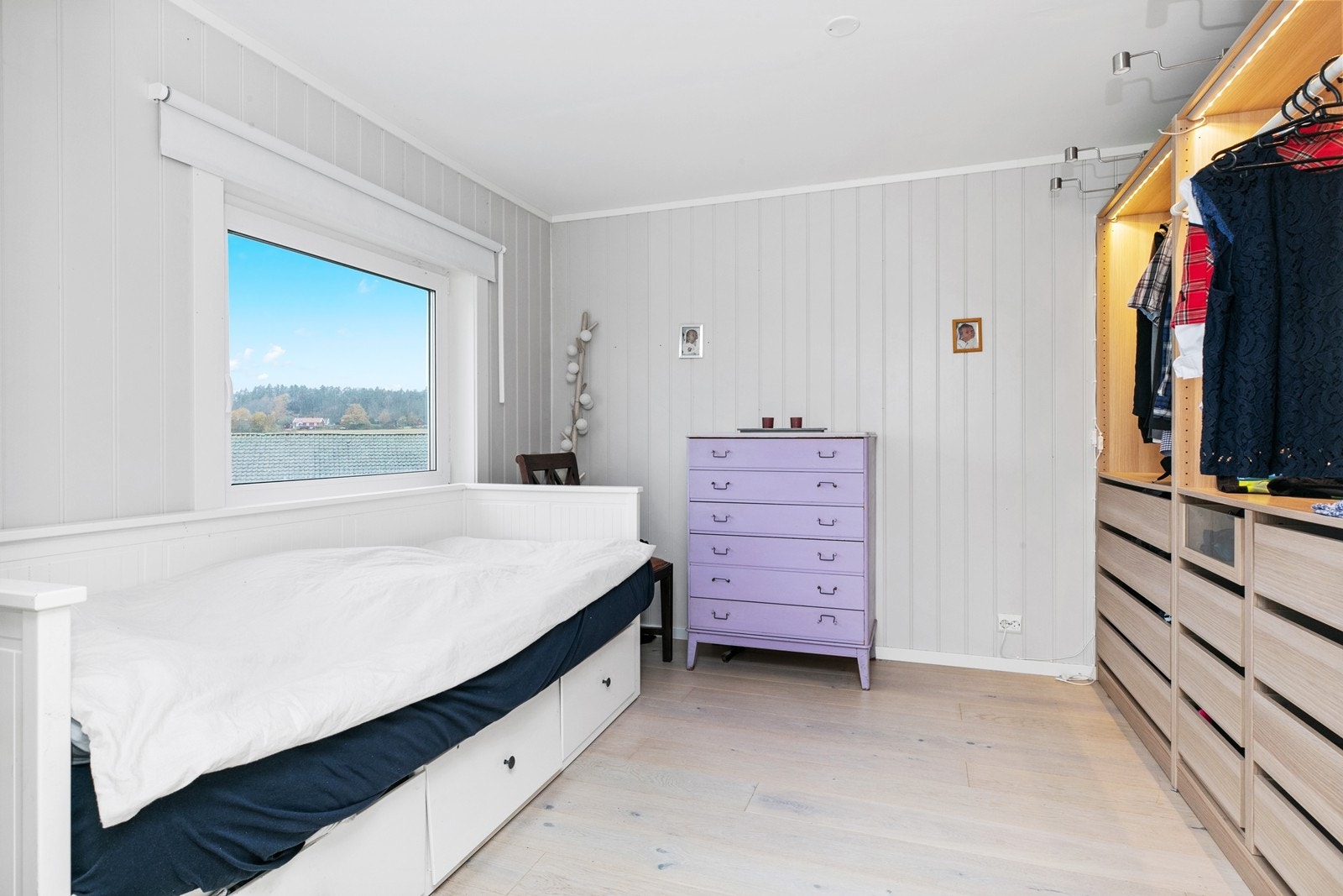 Soverom 2 i 2. etasje med lyse oppussete overflater og smart garderobeløsning Galleribilde