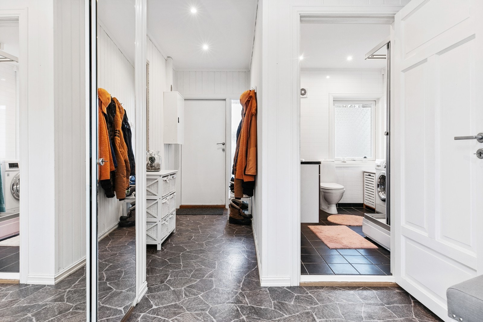 Lys og pen gang med plass til entré-møbler og garderobeskap Galleribilde