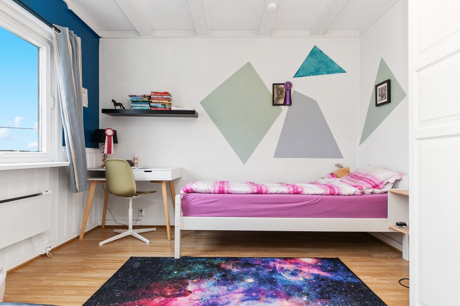 Soverom 2 i 1. etasje. Lyse overflater også her med kontraster. Et fint barnerom Galleribilde