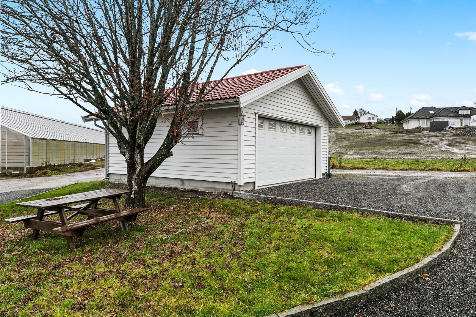 Garasjen ble oppført i 2019 - Det er innlagt strøm, og det er montert én stor leddport med elektrisk portåpner Galleribilde