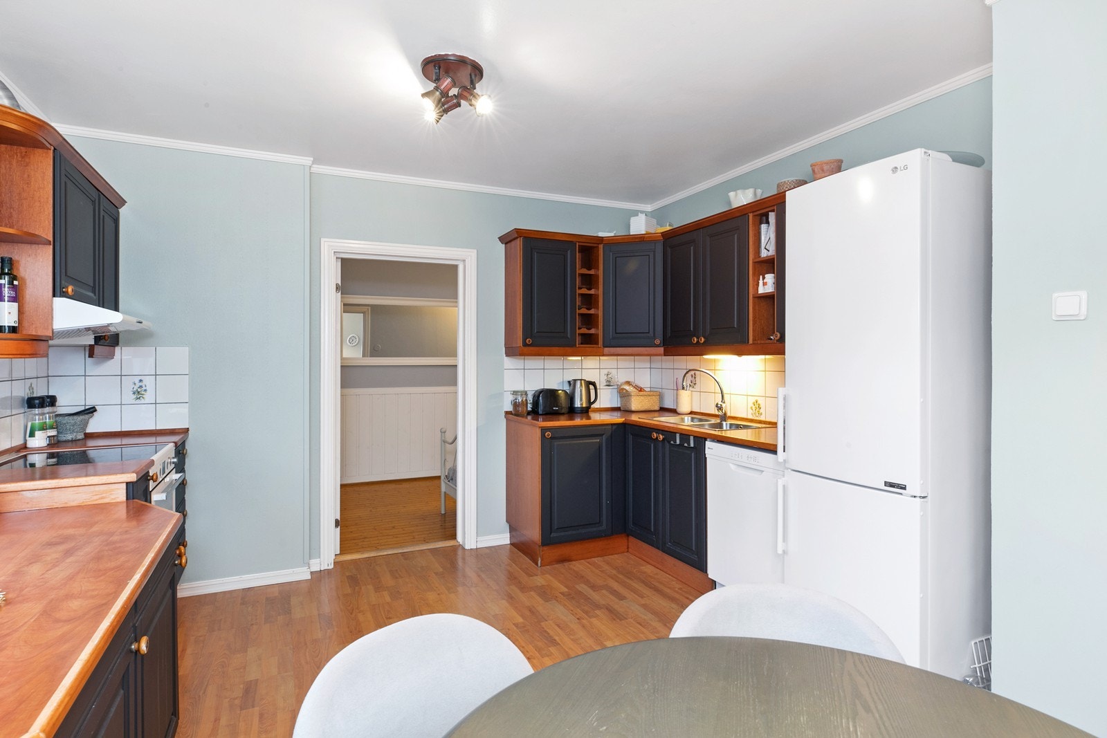 Kjøkkeninnredningen med profilerte fronter og laminerte benkeplater, ble satt inn av en tidligere eier. Det er frittstående hvitevarer Galleribilde