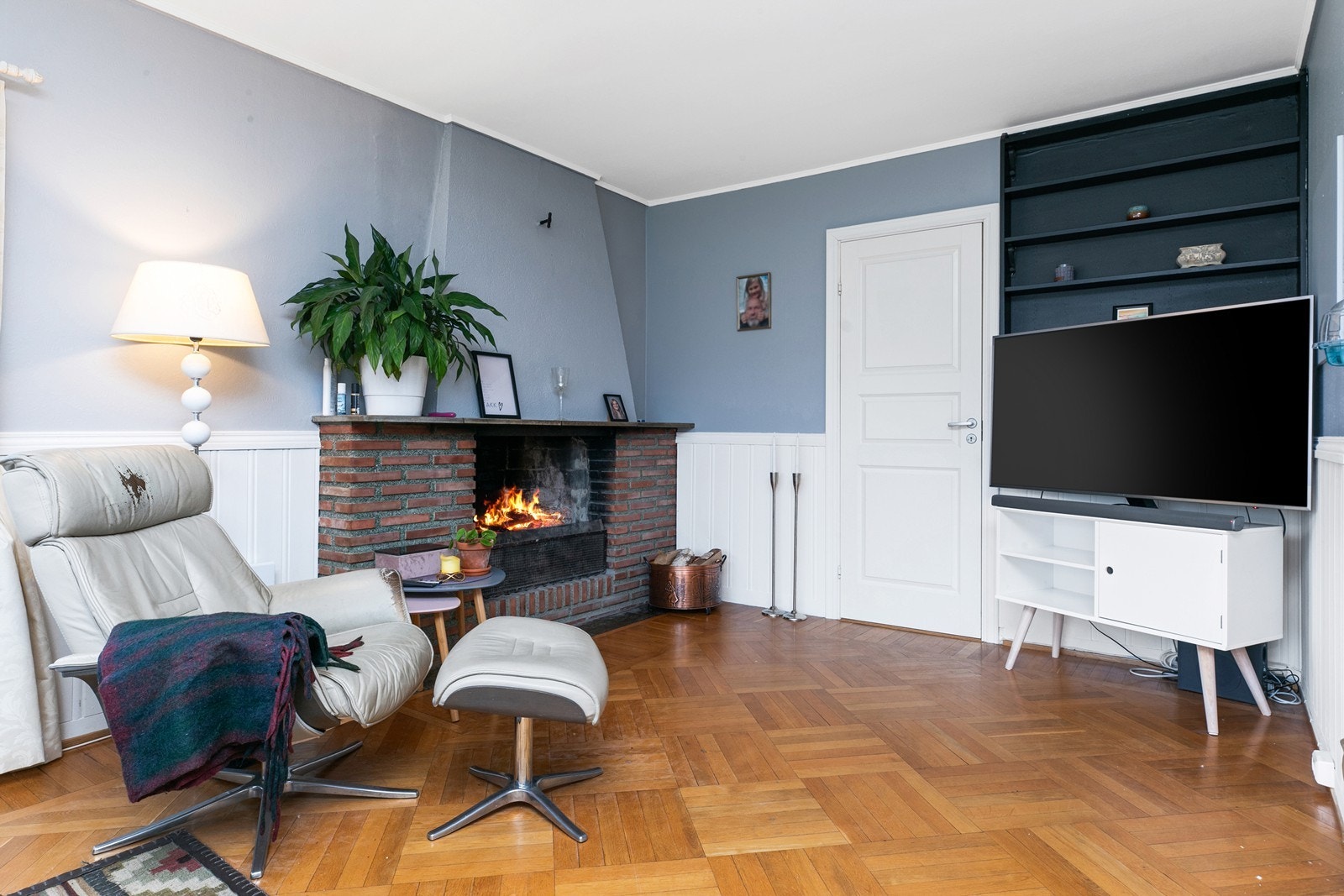 I stuen er det en hyggelig peis, som gir god og lun oppvarming Galleribilde