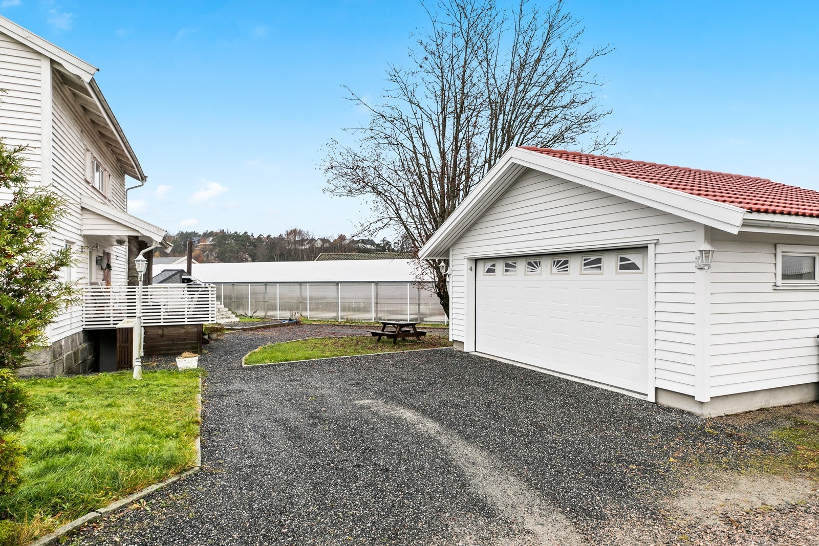 Innkjørsel og gårdsplass er gruset Galleribilde