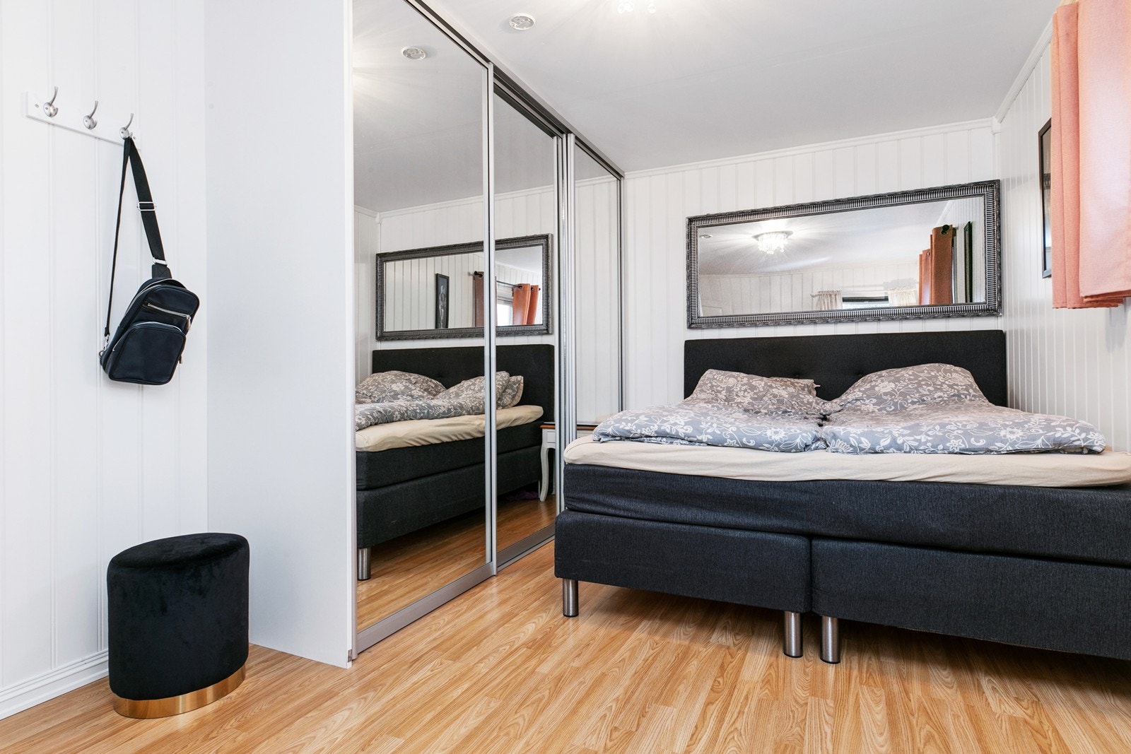 Hovedsoverommet i 1. etasje har også lyse overflater. Det er god plass til dobbeltseng og det er montert praktisk skyvedørsgarderobe med speilfronter Galleribilde