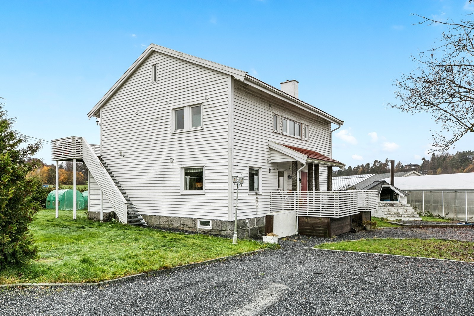 Til boenheten i andre etasje er det bygget et utvendig trapp Galleribilde