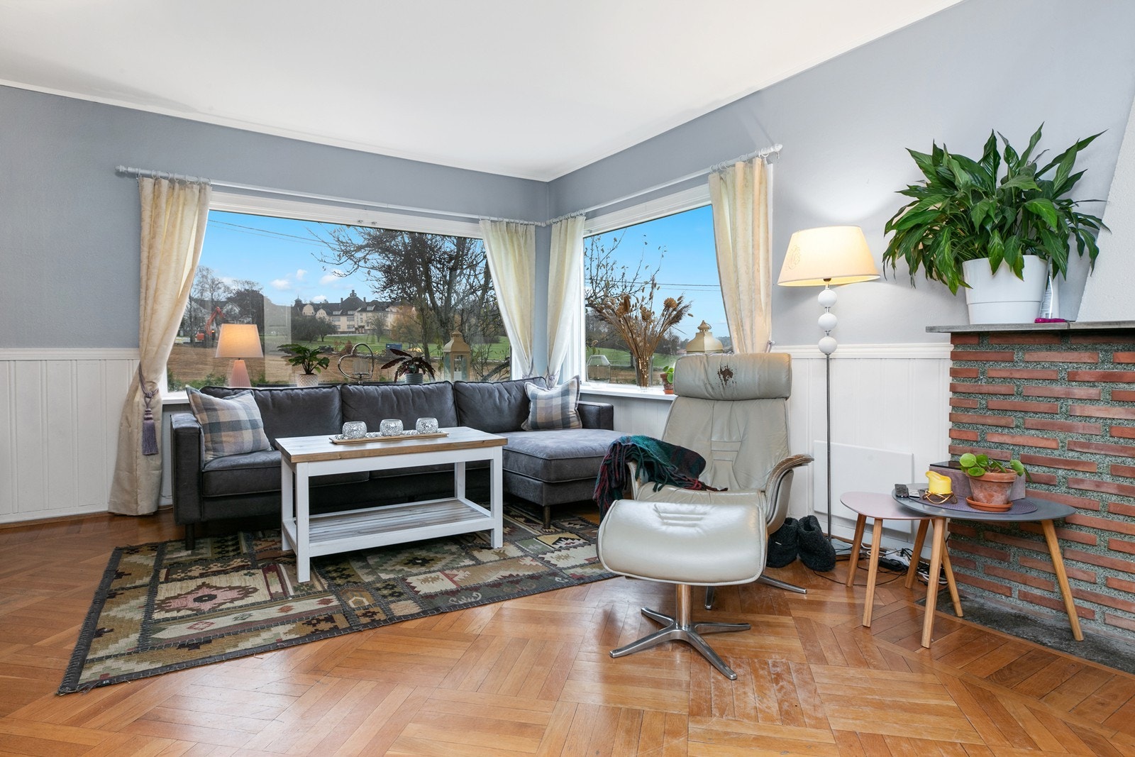 Store deler av overflater er pusset opp, andre deler framstår som slitt og har oppgraderingsbehov Galleribilde