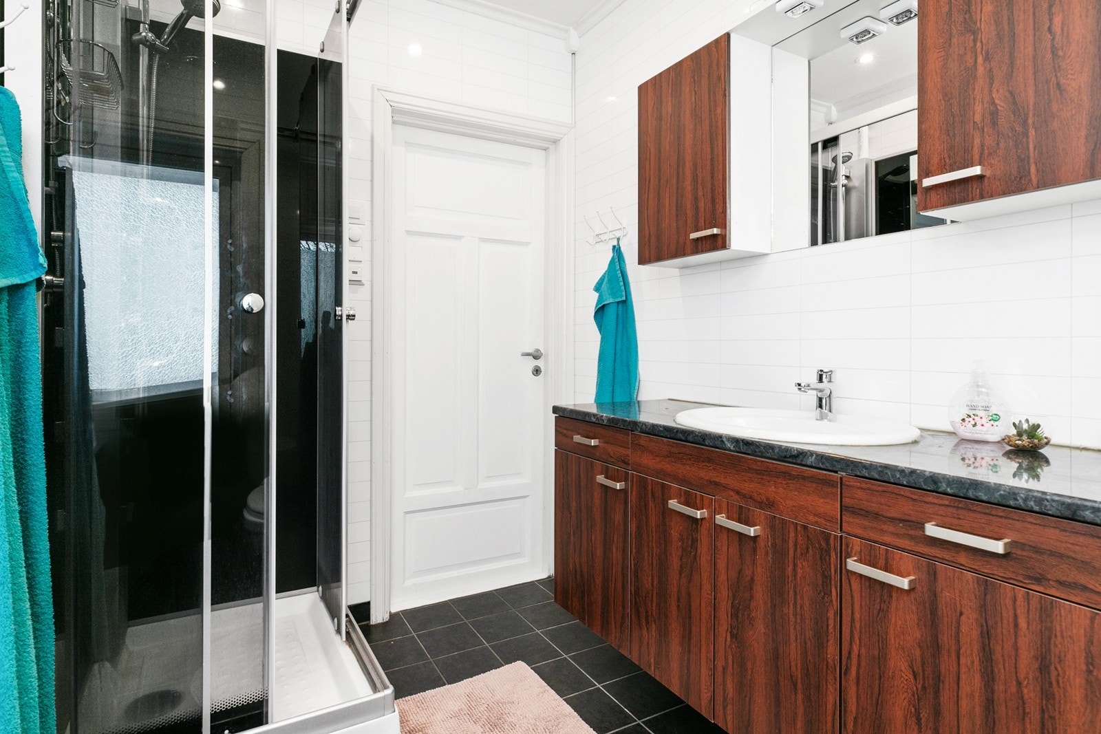 Baderommet i 1. etasje ble innredet av en tidligere eier, antatt i 2012. Det er våtromsplater på veggene og fliser på gulvet. Galleribilde