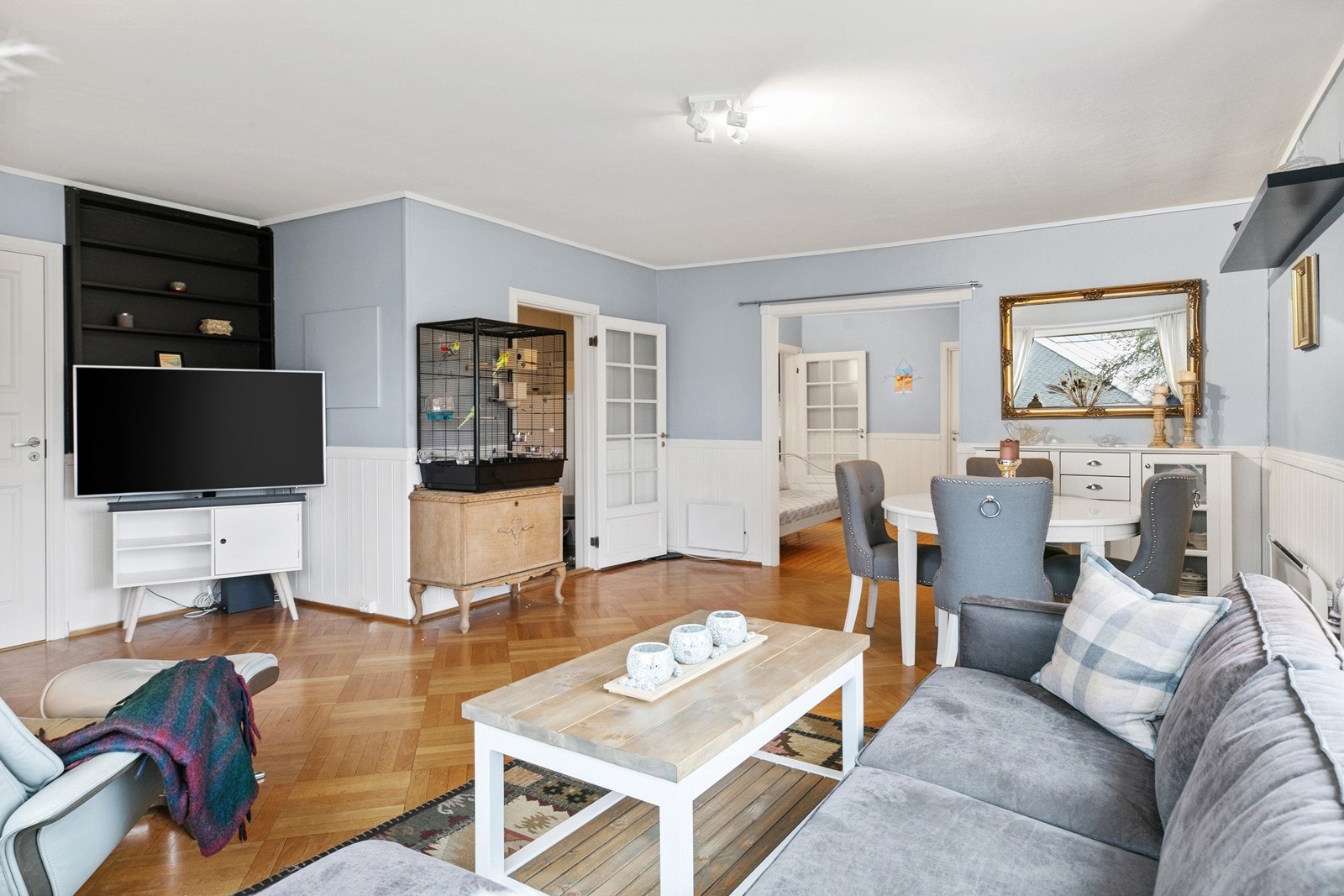 Stuen i 1. etasje er romslig - med plass til både salong og spisegruppe Galleribilde