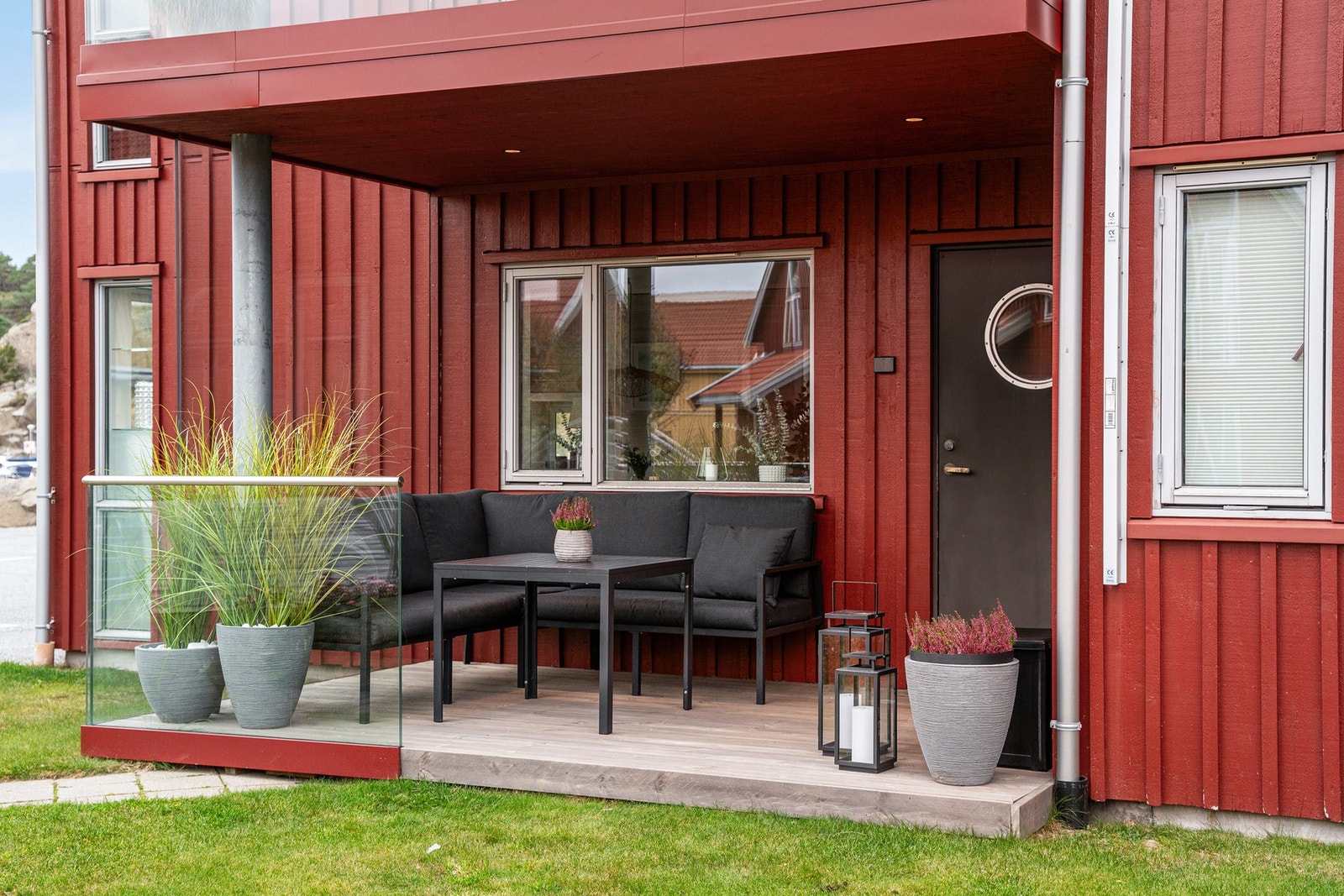 Leiligheten har to terrasser på 9 og 10 kvm. Denne ligger på fremsiden ved inngangspartiet. Velkommen inn! Galleribilde