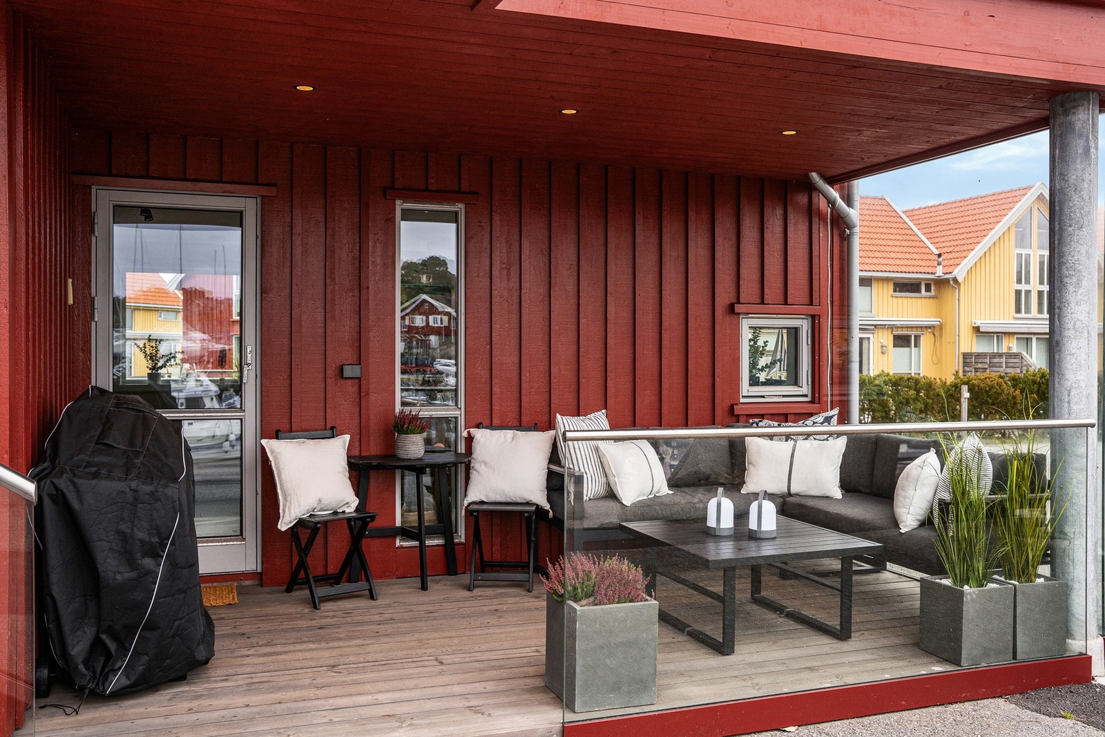 Fra stuen er det utgang til en lun og overbygd terrasse som er pent innrammet med delvis glassrekkverk. Galleribilde