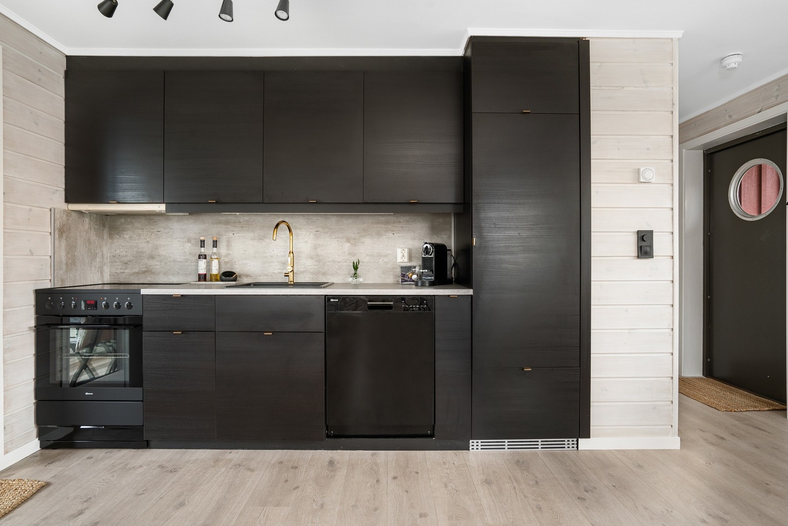 Lekkert kjøkken med kjøl/fryseskap og oppvaskmaskin. Benkeplaten er av laminat. Galleribilde