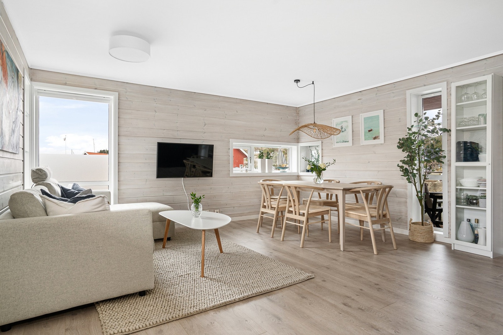 Stuen har plass til både sofakrok og spisestue Galleribilde