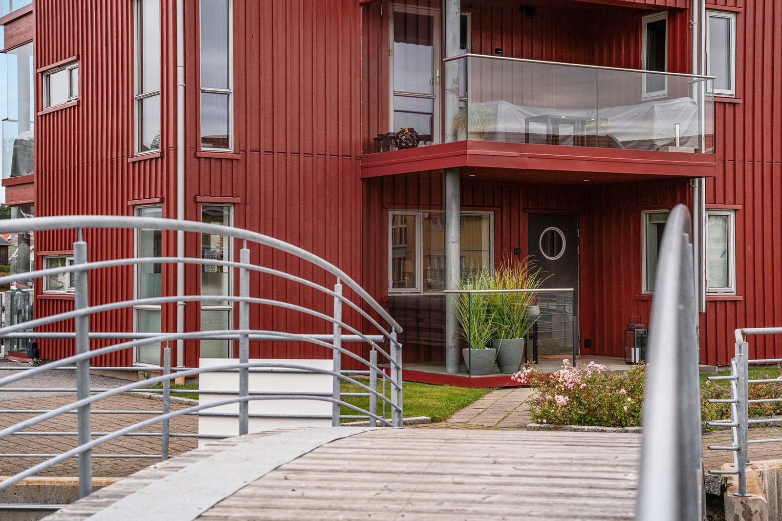 Leiligheten er oppført i 2004 og ligger i 1. etasje. Galleribilde