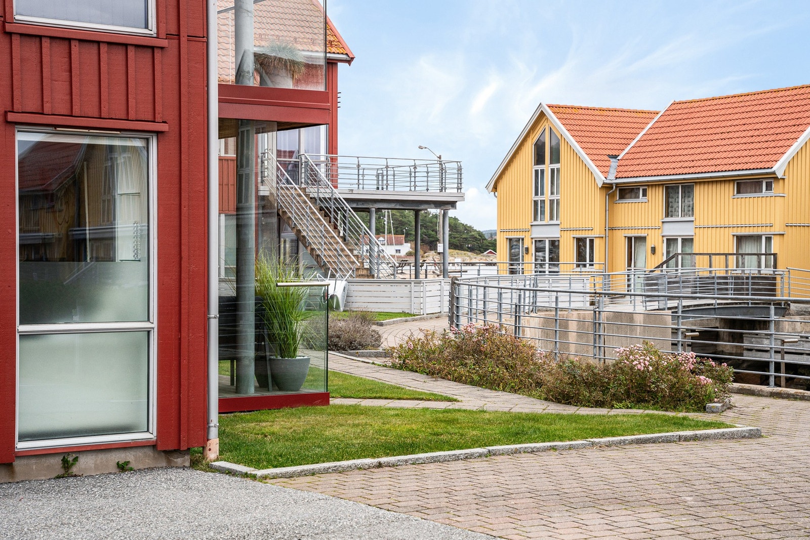 Skjærhalden byr på diverse butikker, dagligvarehandel og restauranter kun en kort spasertur unna leiligheten. Galleribilde