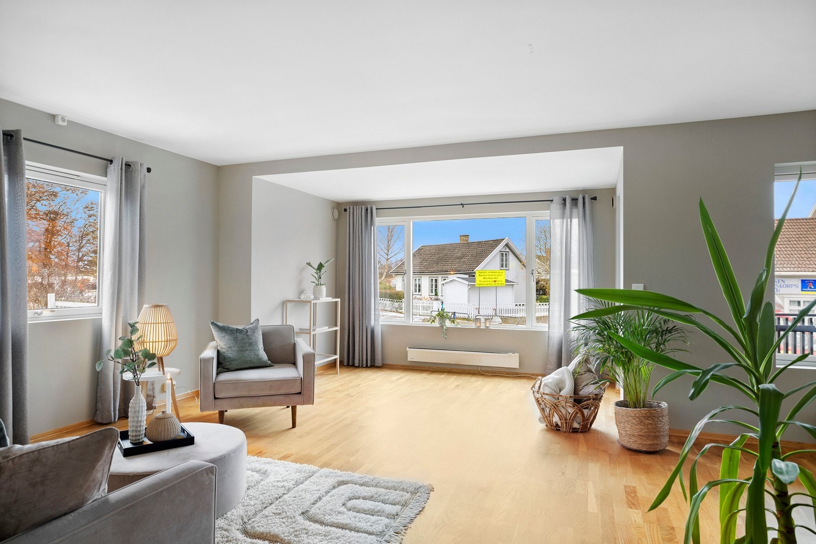 Stuen er lys og luftig ? et sosialt allrom med god møbleringsfrihet. Galleribilde