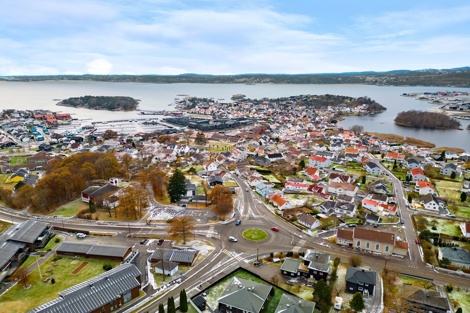 Området ligger ca. 3,1 km øst for Larvik sentrum. Her ligger badeplassene som perler på en snor langs kyststien. Galleribilde