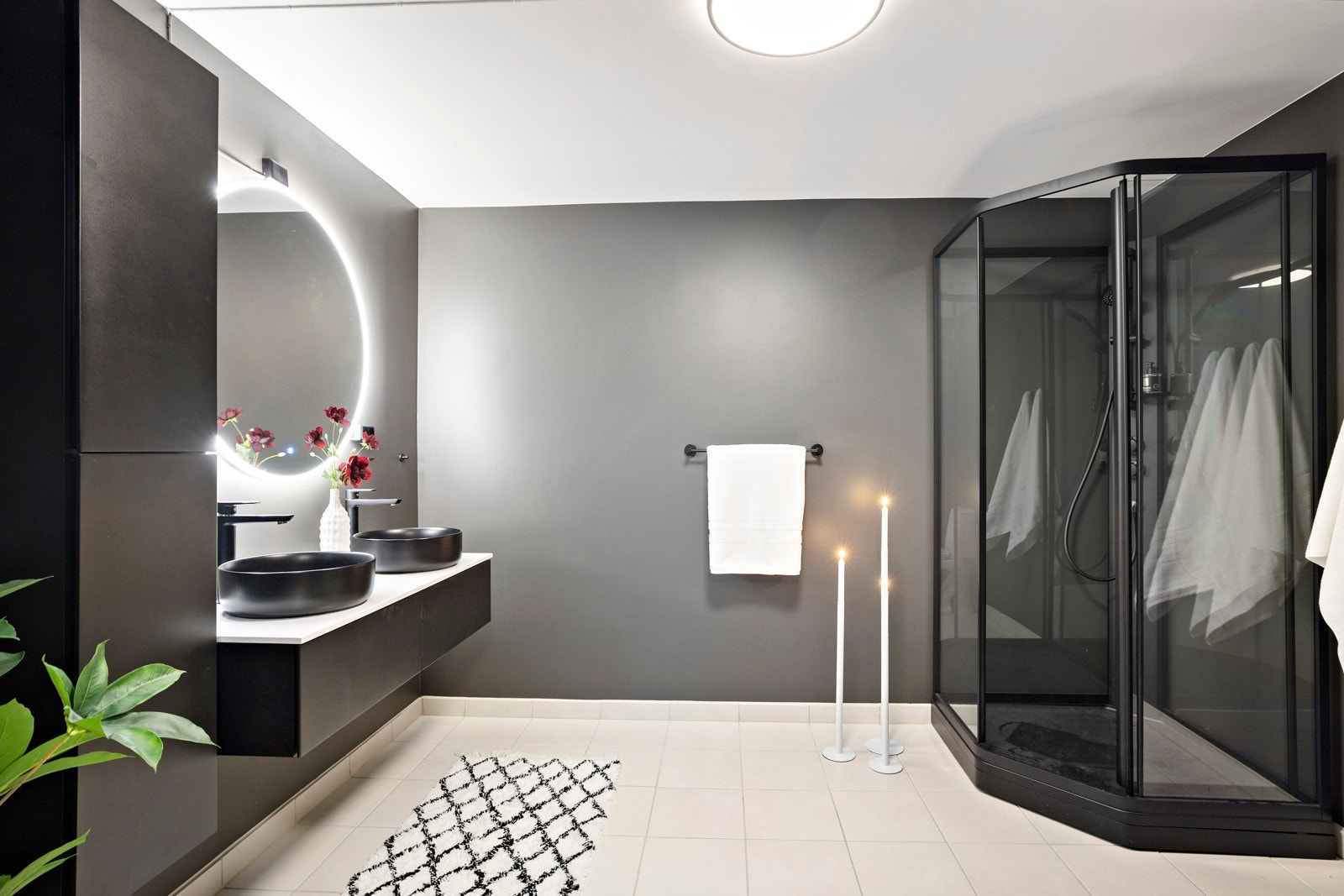 Badet er lekkert med flislagt gulv, nymalte vegger og ny innredning. Dusjkabinettet er fra 2023 i trendy sort. Galleribilde