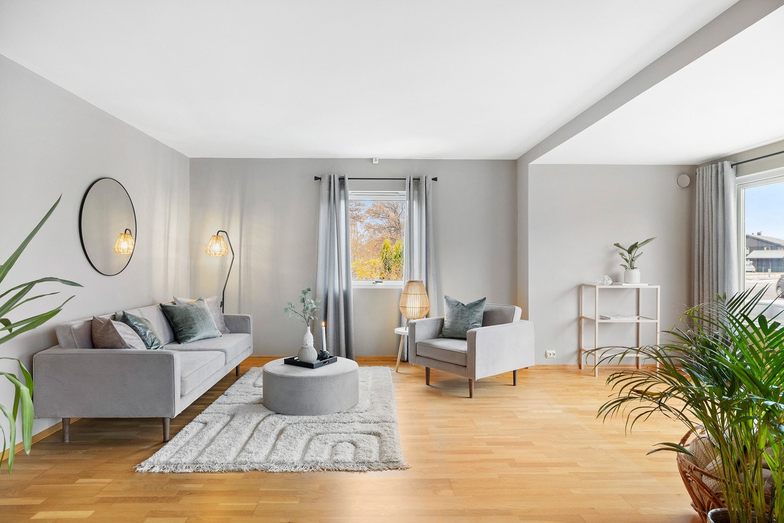Alle rommene ble malt opp i 2023, i en delikat gråbeige farge. Det er listefritt tak og parkettgulv i alle oppholdsrom. Galleribilde