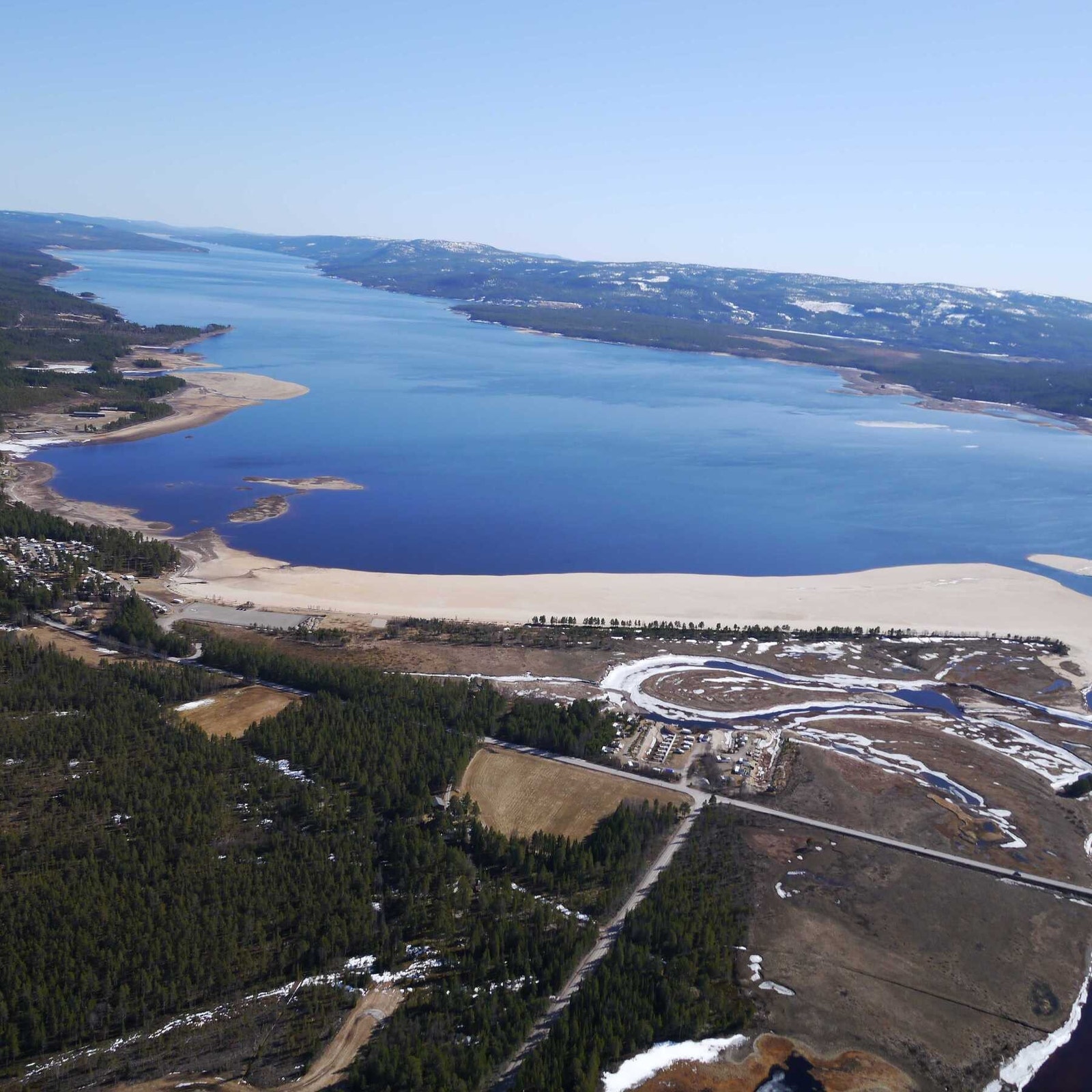 Flyfoto over området med Osensjøen i bakgrunnen Galleribilde