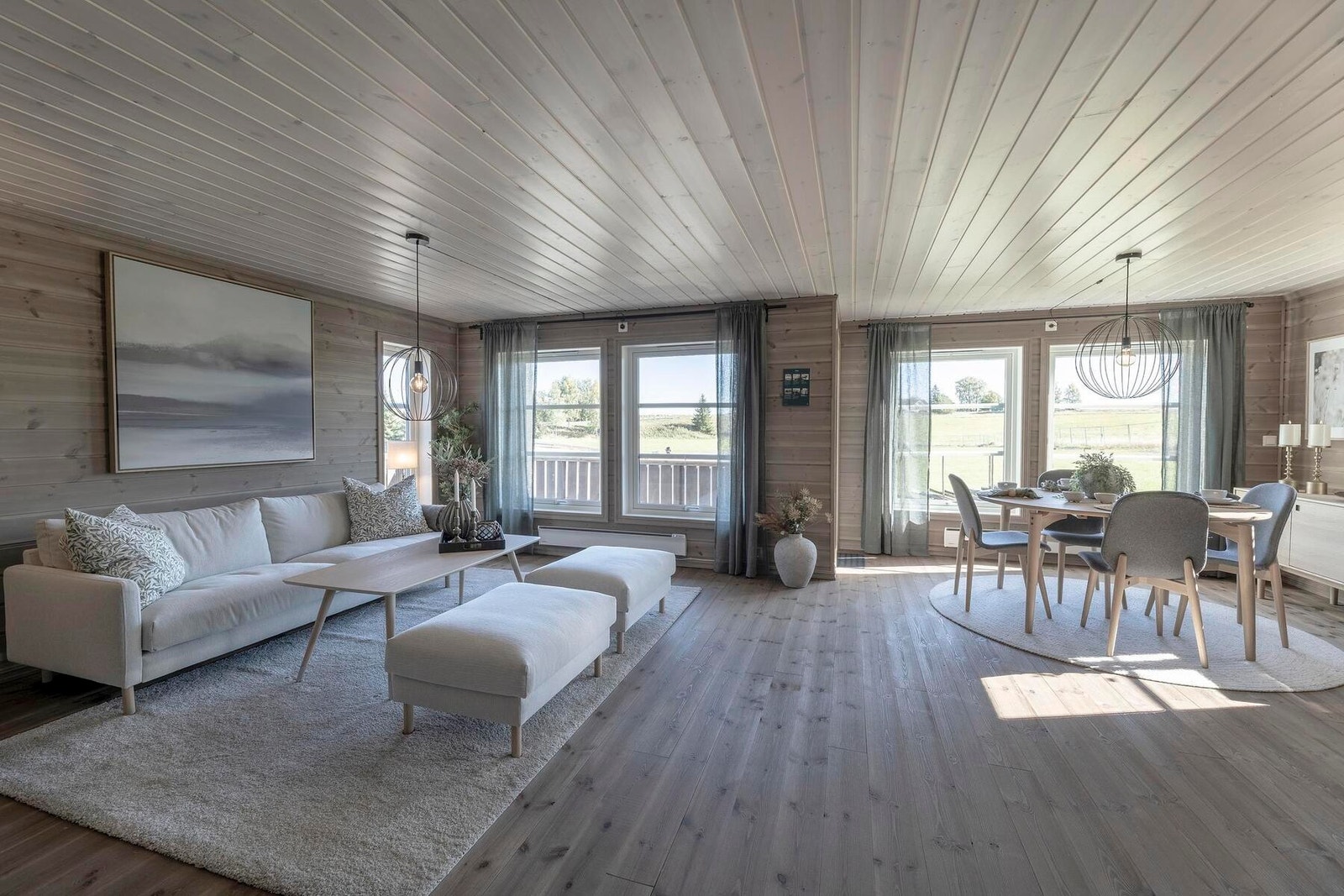 Romslig stue/spisestue i hyttemodellen. Foto fra vår visningshytte på Hellerudsletta Galleribilde