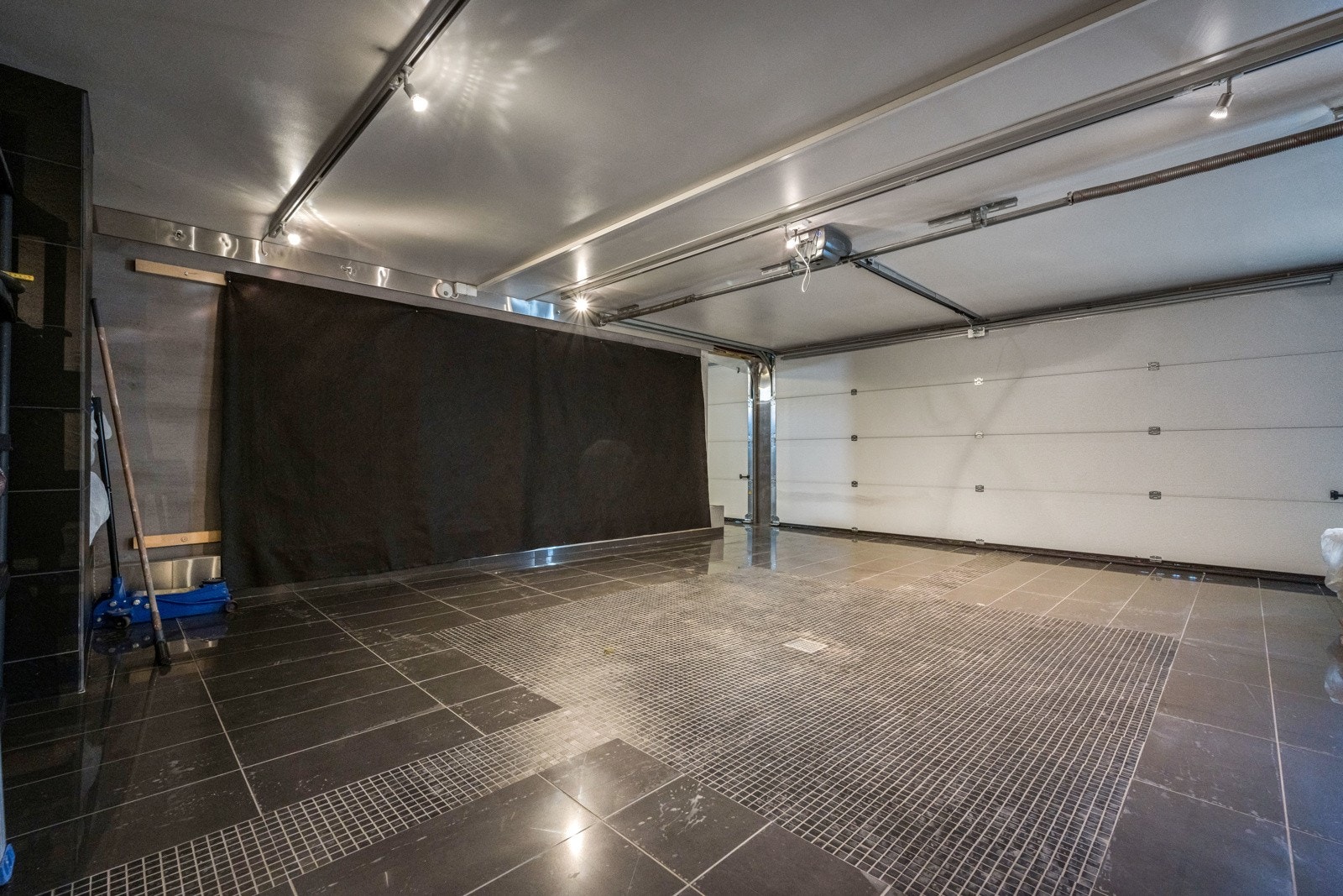 Gravd ut og innredet deler av kjeller med bla. garasje i 2016. Galleribilde