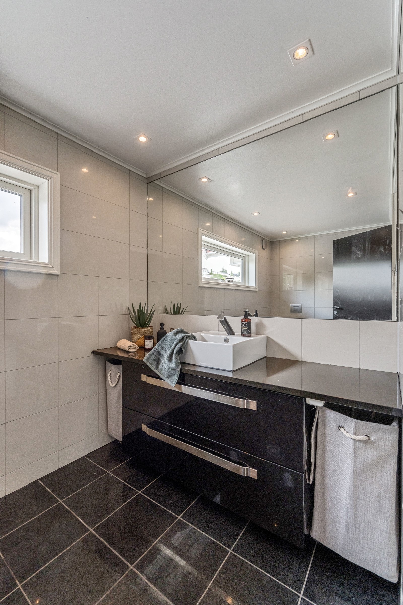 Badet i 1.etasje har fliser på vegger og gulv, samt himlingsplater i taket. Galleribilde