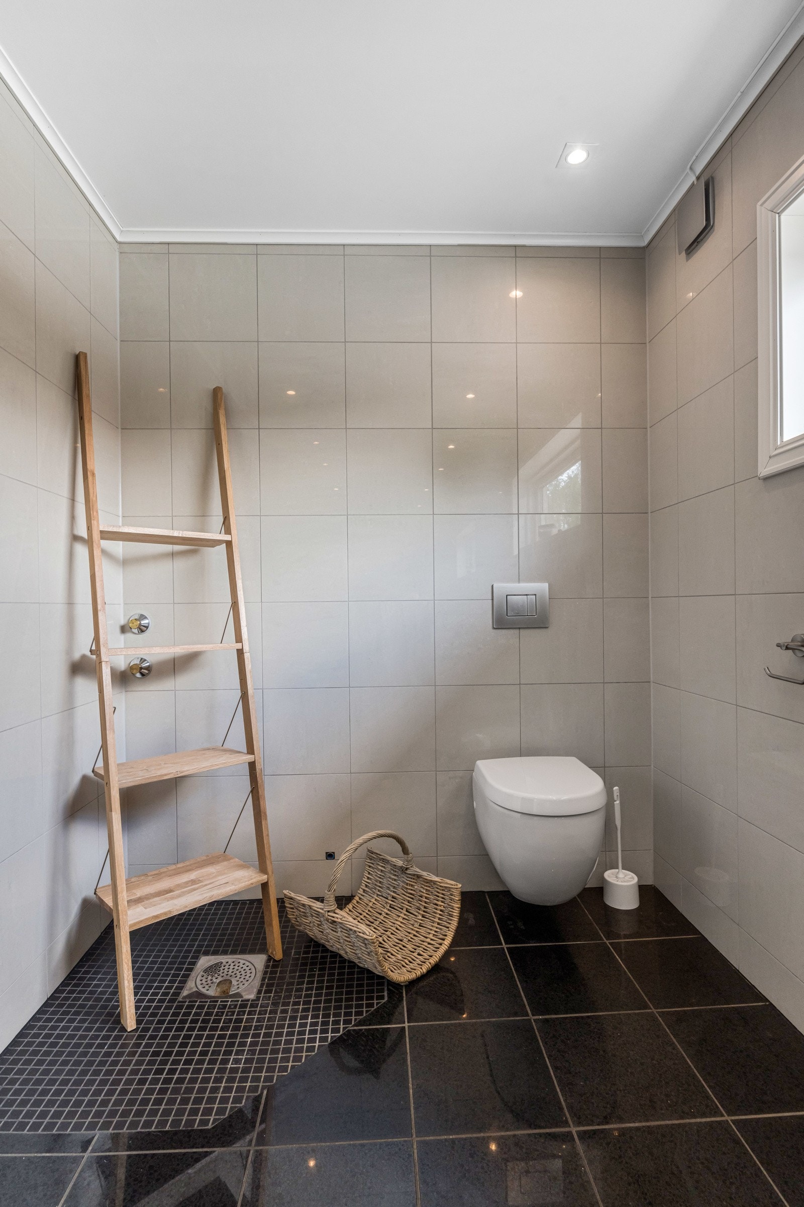 Badet er innredet med baderomsinnredning og vegghengt toalett. Galleribilde