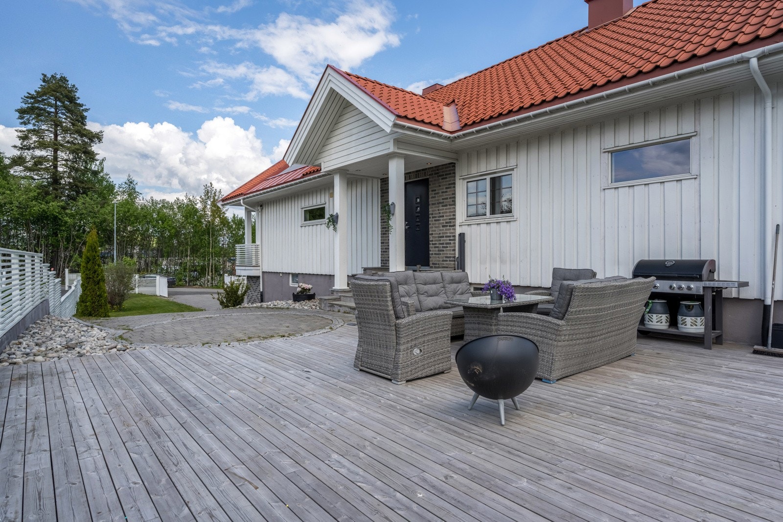 Rundt boligen er det etablert flere terrasser og plattinger med gode solforhold. Galleribilde