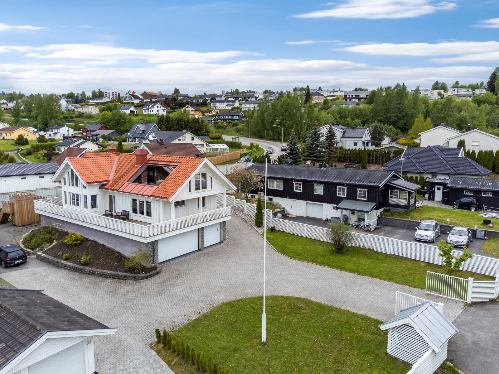 Eiendommen har sentral, men samtidig skjermet beliggenhet i Thomasdalen. Galleribilde