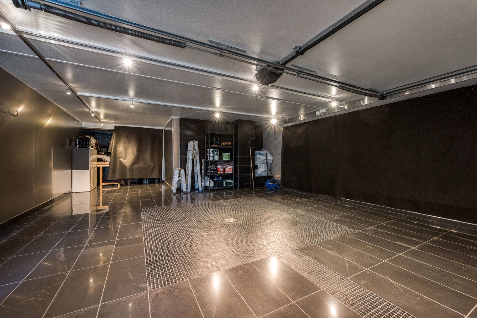 Det er garasjeplass i kjeller med plass til 4 biler. Galleribilde