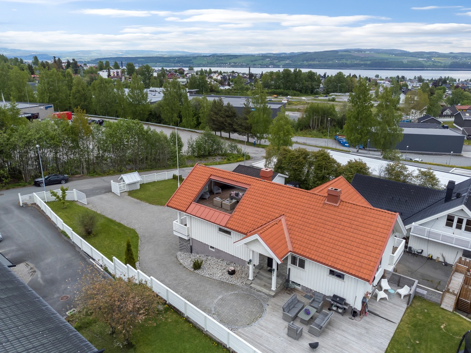 Delvis inngjerdet tomt som er pent opparbeidet. Galleribilde