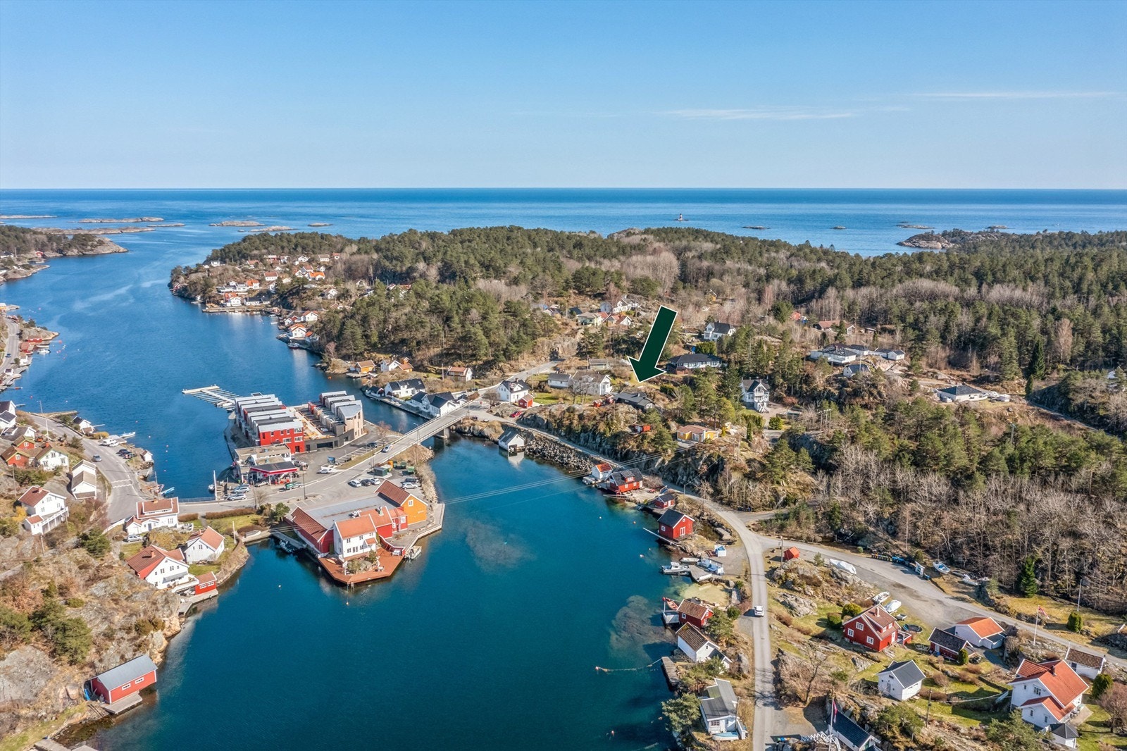 Fra eiendommen er det en liten båttur til havet og nydelig skjærgård Galleribilde