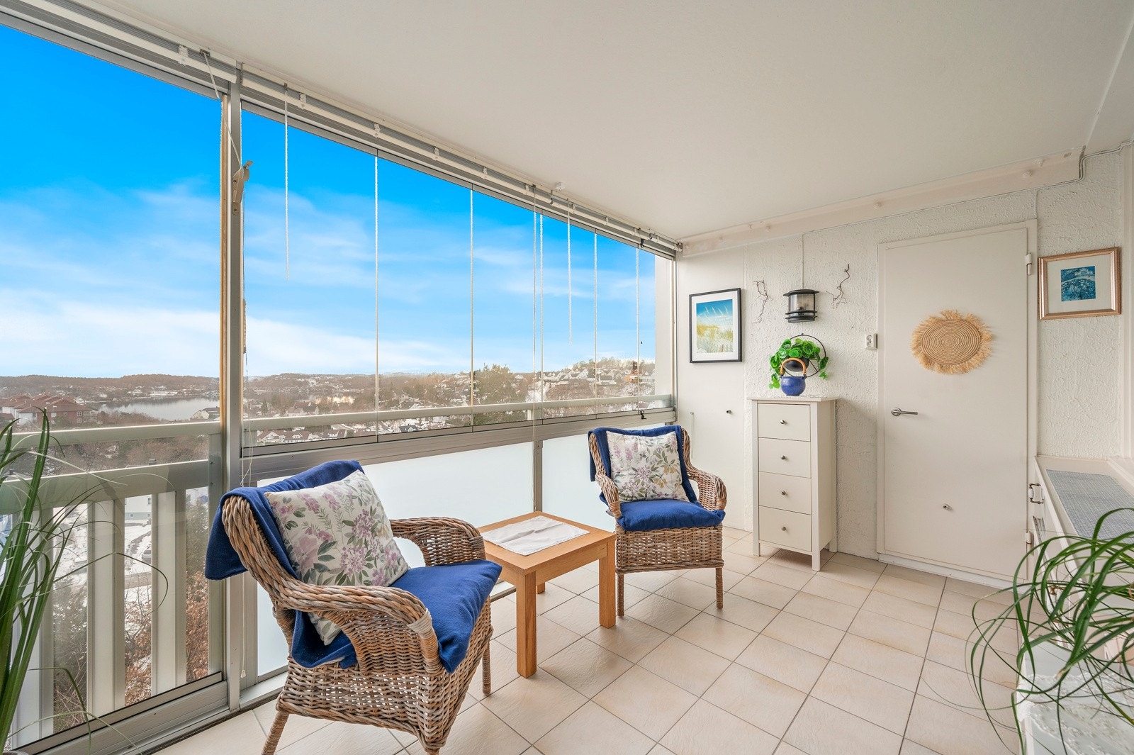 I forbindelse med verandaen har man en bod med hyller Galleribilde