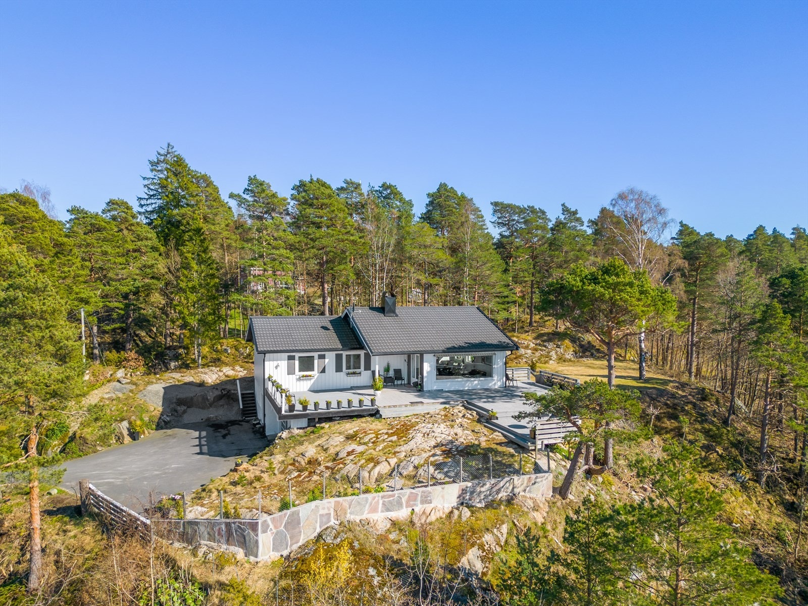 Flott eiendom med tomt på over 3 mål. Galleribilde