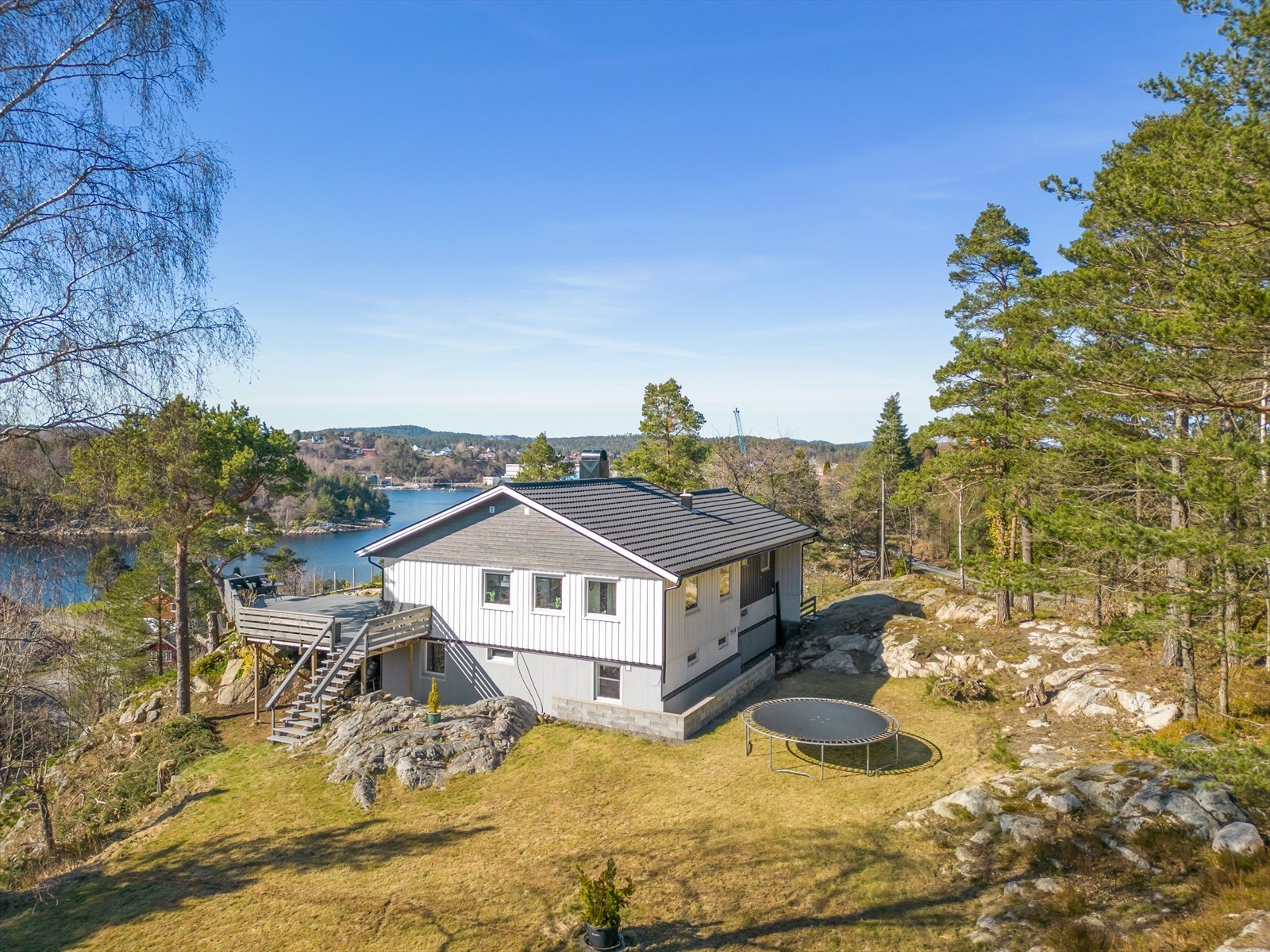 Sjønært med flott utsikt. Galleribilde