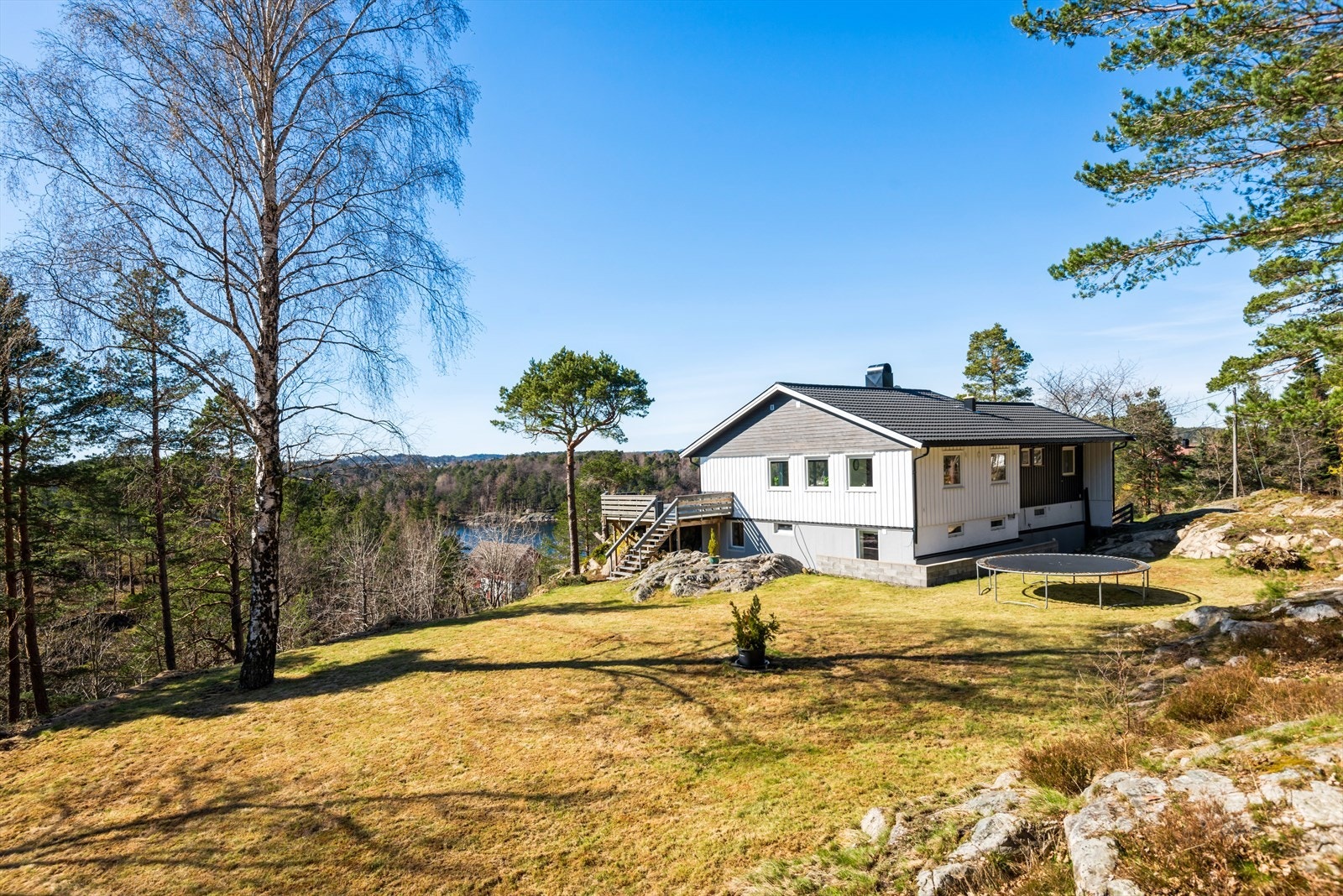 Boligen ligger for seg selv landlig og stille til Galleribilde