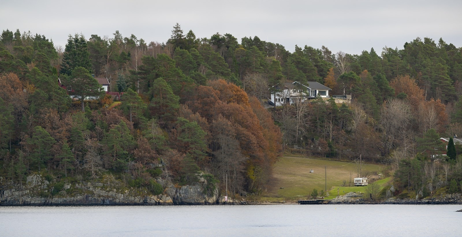 Eiendommen sett fra sjøen. Galleribilde