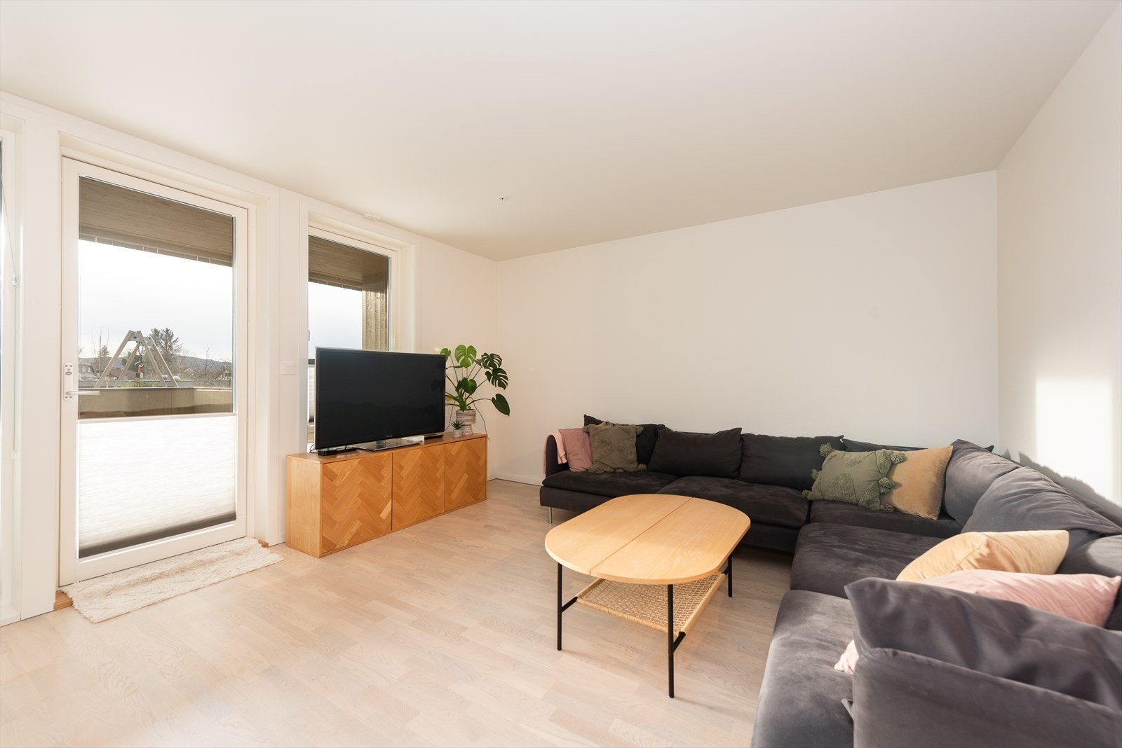 Fra stuen er det utgang til stor og solrik terrasse Galleribilde